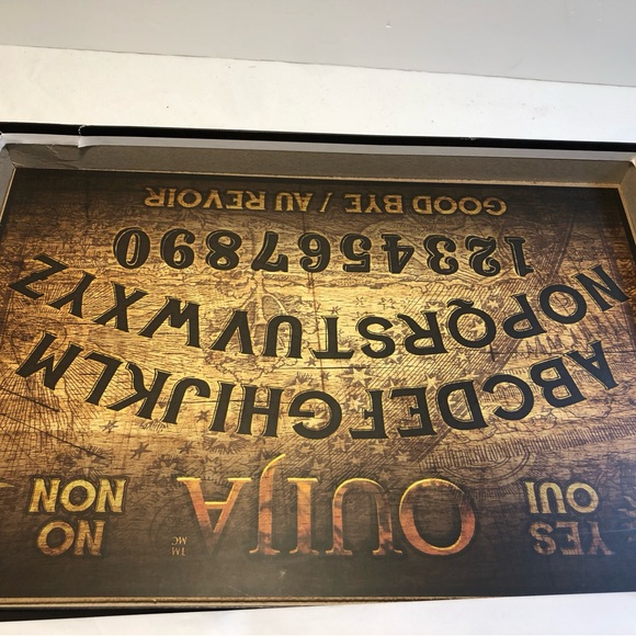 Ouija Board Game by TCG English and French With Planchette And Instructions - Picture 9 of 13